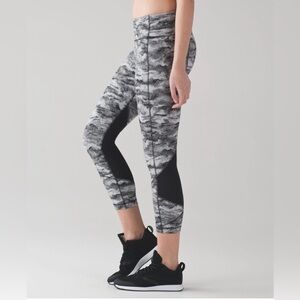 Lululemon Pace Rival Crop (22") in Power Luxtreme Hazy Days Black White / Black